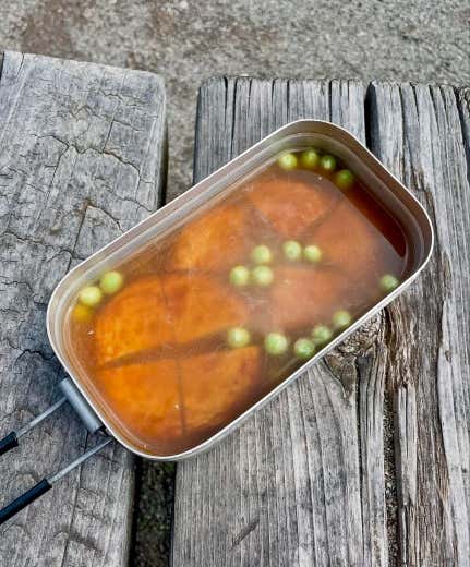 ①さつま揚げは食べやすい大きさに切り、生グリンピースはさやから豆を取り出す。②メスティンに洗ったお米、しょうゆ、酒、みりん、砂糖、和風だしを入れ、内側のリベット（丸いポチ）の中心まで水を加えて調整する。③さつま揚げとグリンピースを加え、ふたをして固形燃料で約25分炊飯する。
