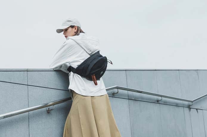 グレゴリーのウエストバッグを背負い振り返る女性の全体像
