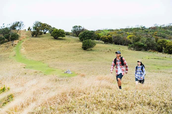 登山する男女