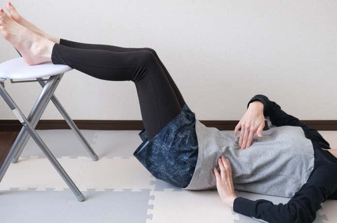 腹筋をほぐす動き