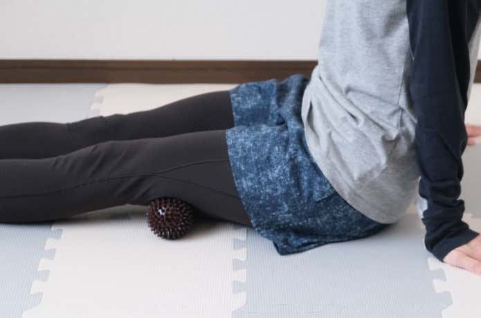 ボールを使って自重でふくらはぎからお尻までをほぐす動き