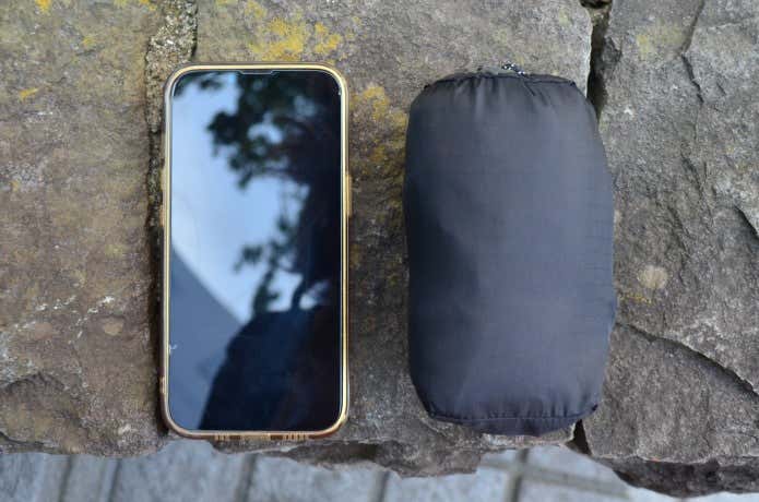 モンベルのレイントレッカーパンツを収納したところとスマートフォン