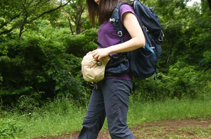 リュックを背負ったうえでカリマーのウエストバッグを腰につけている女性
登山　サブバッグ