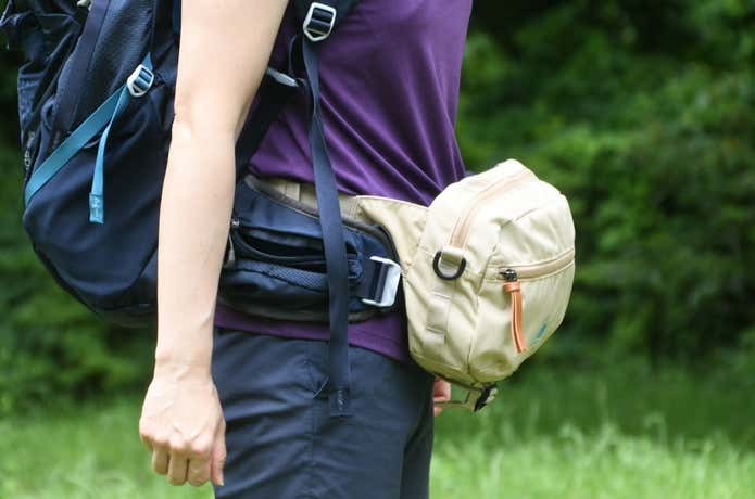 リュックを背負ったうえでカリマーのウエストバッグを腰につけている女性
登山　サブバッグ