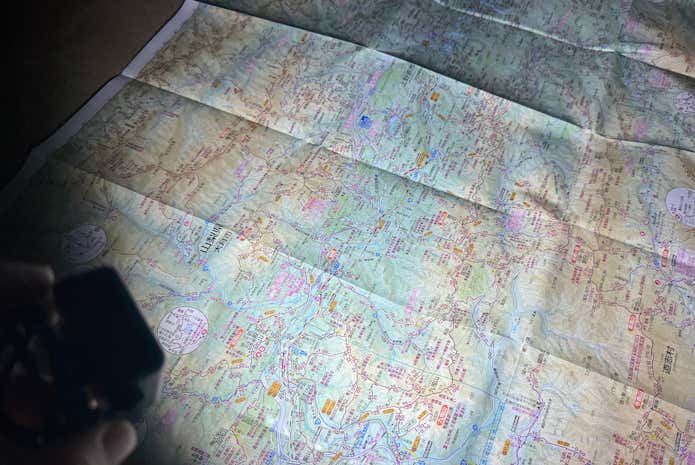 地図や本を手元で読む分には申し分なし。