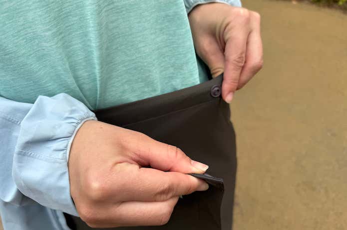 スナップボタンやマジックテープでサイズ調整できるとフィット感が高まる