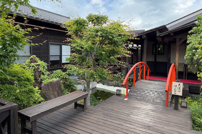 大浴場のある建物と、無料の休憩所をつなぐ外廊下