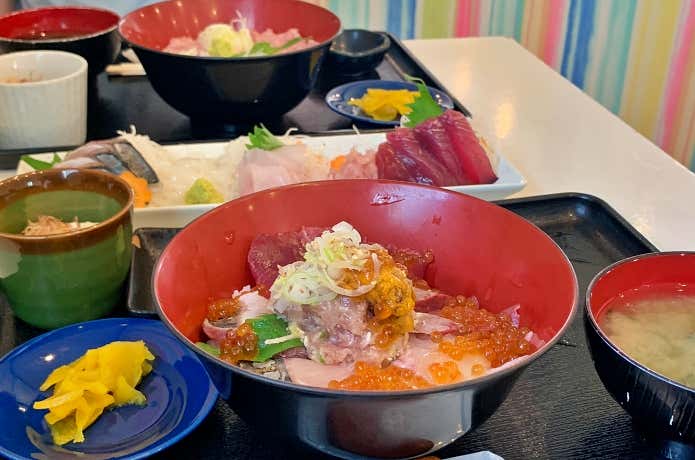 金谷港の海鮮丼と刺身