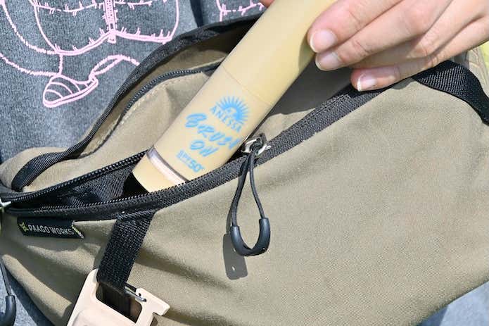 サコッシュから出す日焼け止め