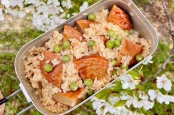 メスティンレシピ｜グリンピースとさつま揚げの炊き込みご飯