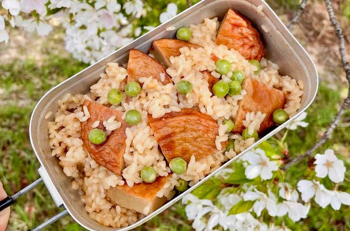 メスティンレシピ｜グリンピースとさつま揚げの炊き込みご飯