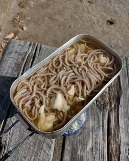 ①鶏むね肉は食べやすい大きさに切ります。ニラは5mm程度に切ります。
②メスティンに水を入れて火にかけ、沸騰したら鶏むね肉を加えます。
③鶏肉に火が通ったら、ゆでそばを加えます。
④めんつゆを加えてひと煮立ちさせ、ニラとしょうがを加えたら出来上がりです。