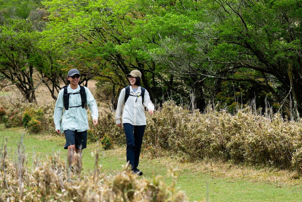 登山する男女
