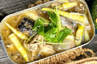 メスティンレシピ｜根曲がり竹と鯖缶の味噌汁