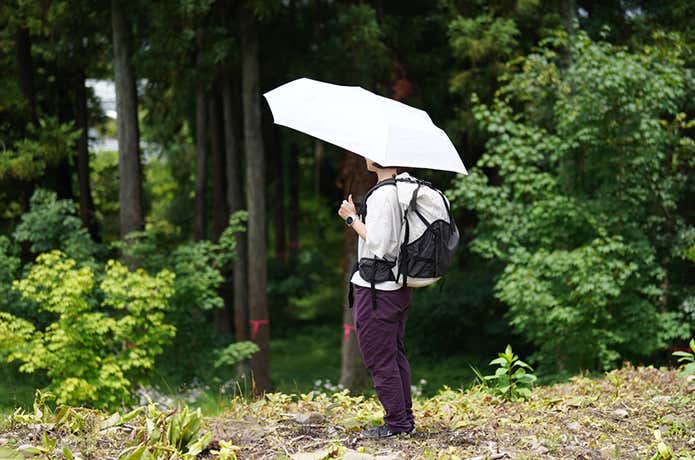 エバニューの傘で登山
