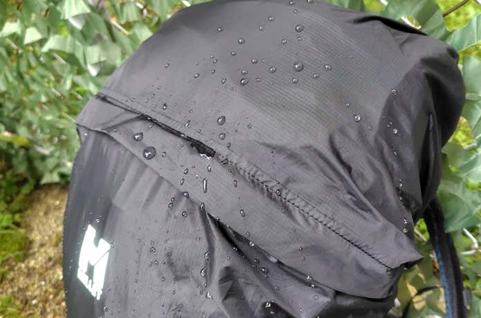 ジップ レイン カバーに水を振り付けた画像