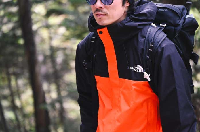 ザ・ノース・フェイスのフューチャーライトを着ている登山者