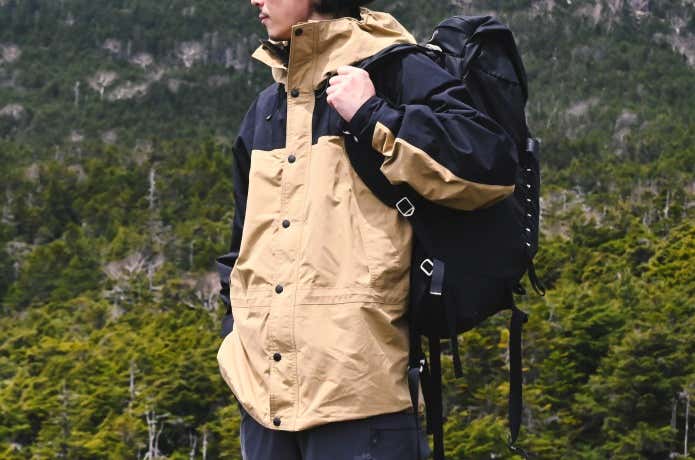 ザ・ノース・フェイスのゴアテックスを着ている登山者