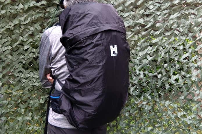 ジップ レイン カバーを装着している人
