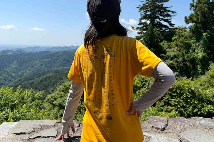 夏山の三重苦をスマートに防ぐのが「防虫アームカバー」