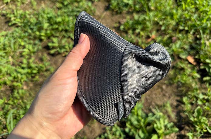 小さく折りたたむことができるほど、柔らかく、しかも軽い