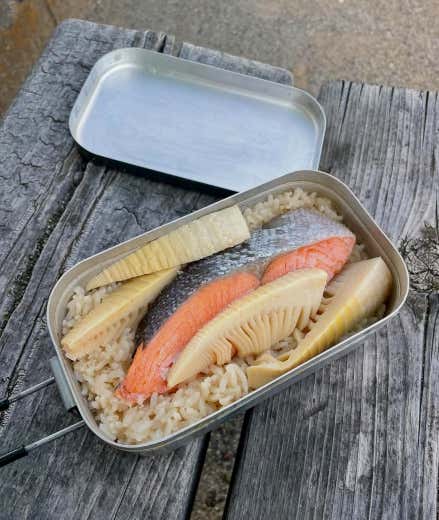 ④ 火が消えたら、タオルなどで包み10分ほど蒸らす。最後に混ぜてから白ごまをかけて出来上がり。