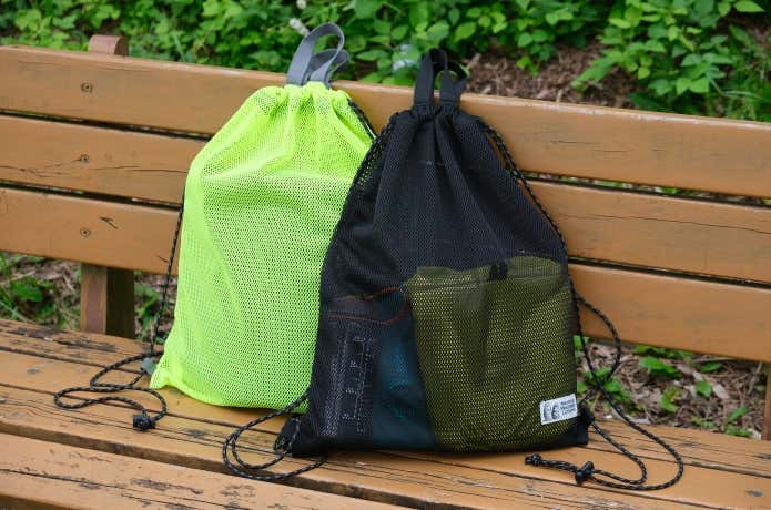 荷物が入ったナップサック