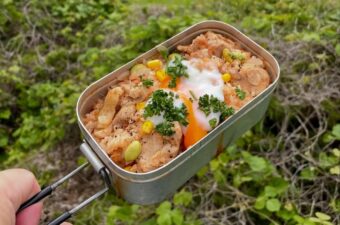 メスティンレシピ｜温泉たまごのせチキンライス