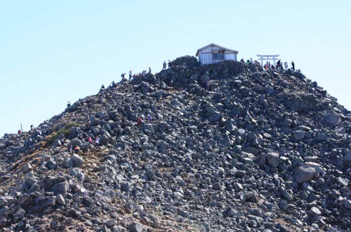 多くの登山者で賑わう乗鞍岳