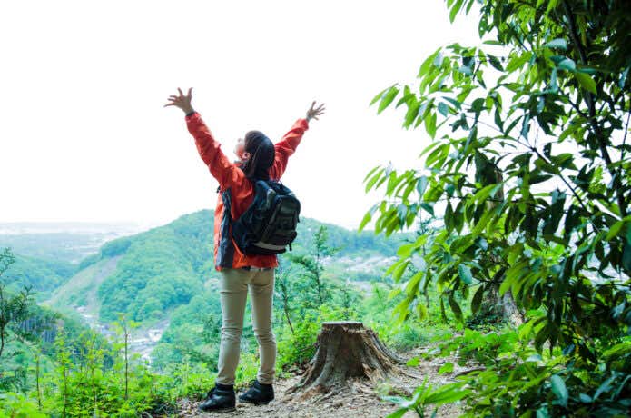 山頂で背伸びをする人