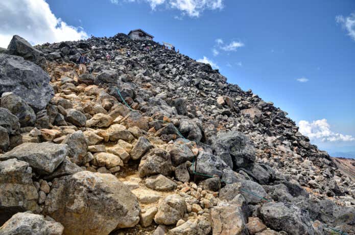 ガレ場の登山道となる山頂直下