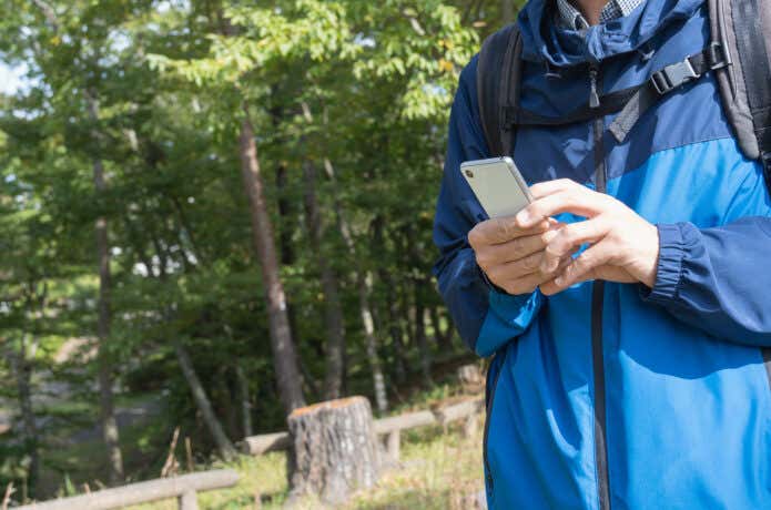 登山時に天気アプリを確認する人