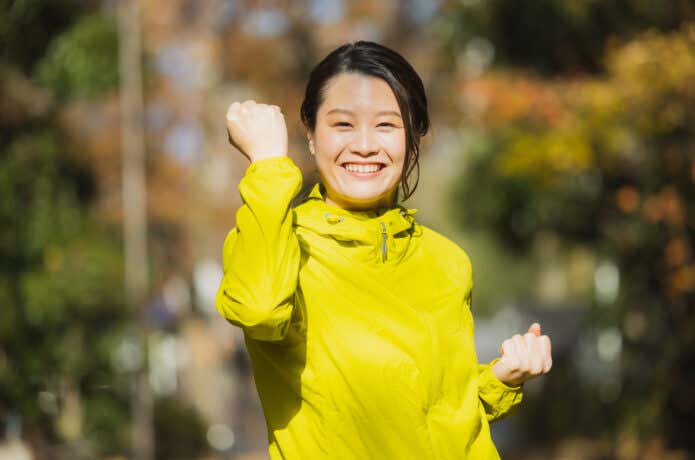 黄色いアイテムを着た女性