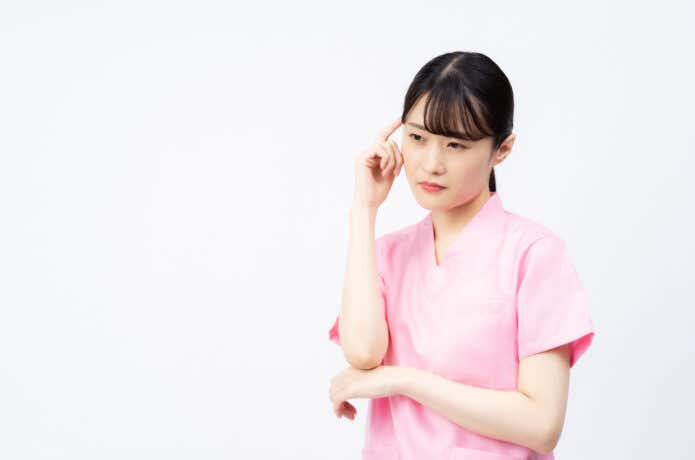 悩む女性