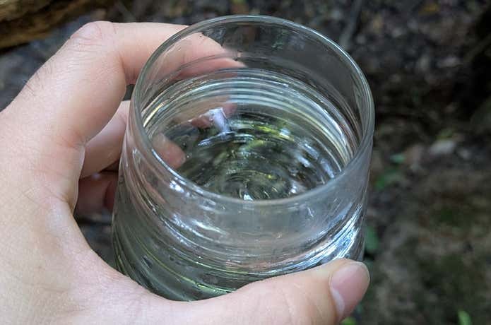 浄水された水を飲む