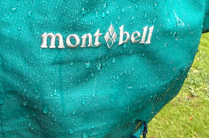 モンベルのストームクルーザーが雨に濡れた様子