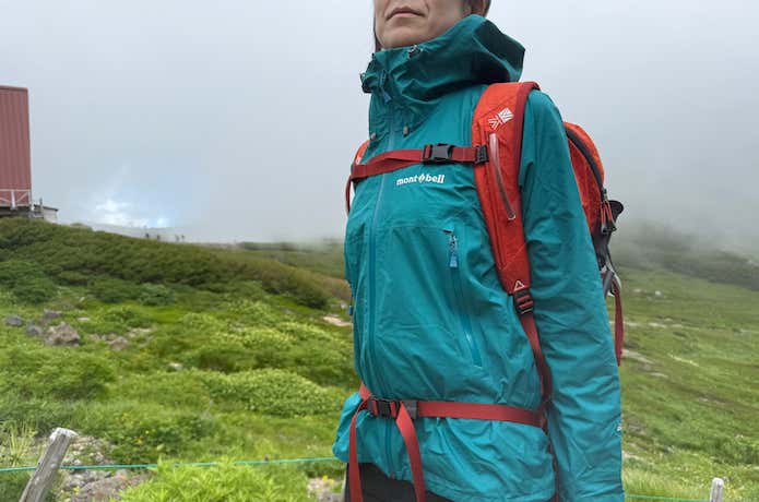 モンベルのストームクルーザーを着用している登山者