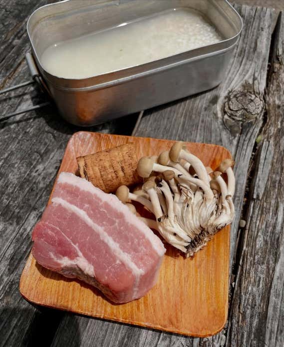ごぼう香る豚バラとしめじの中華風炊き込みご飯