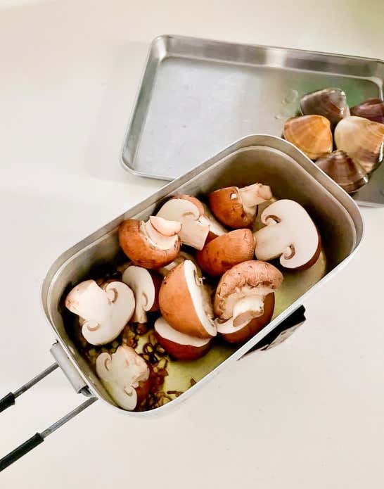 ③マッシュルームとはまぐりを入れ、白ワインを注ぎフタをして蒸し焼きにする。