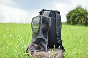 オクトス「エアゾーンシステム」で背中のムレ解消！汗びちゃ問題とおさらば！