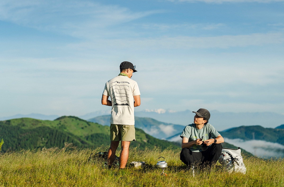 8/1発売】 「山と共に暮らす」をまとう。マウンテンハードウェアと人気アーティストが贈る、新たな山の日のTシャツ | YAMA HACK[ヤマハック]