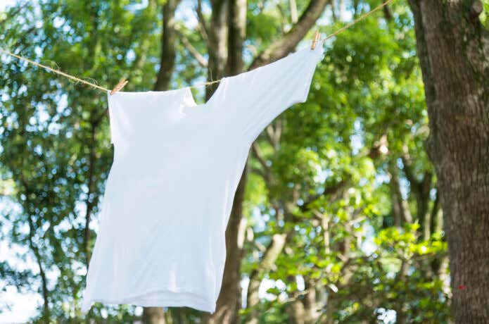 天日干しをしているTシャツ