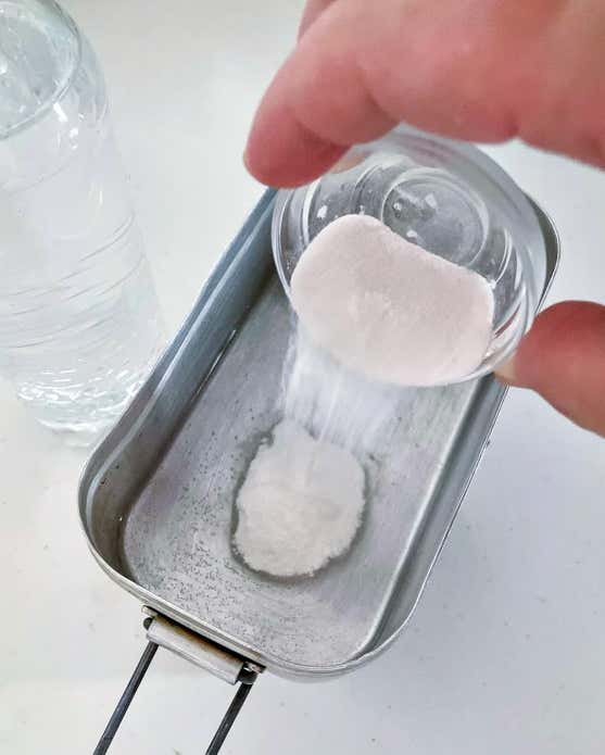 ①メスティンに水を入れて加熱し、沸騰直前に粉ゼラチン入れる。暖め過ぎないように注意する。
