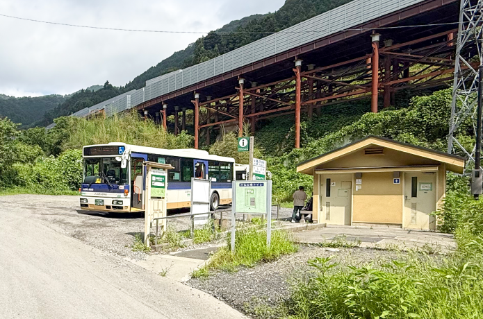 小仏バス停とバス停の隣にあるトイレ