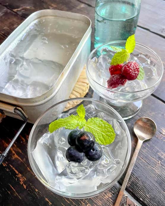 ④メスティンから食べる分を器に移し、カットフルーツをのせて出来上がり。