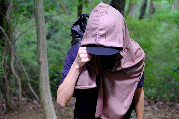 クイックドライフーディで汗を拭く登山者