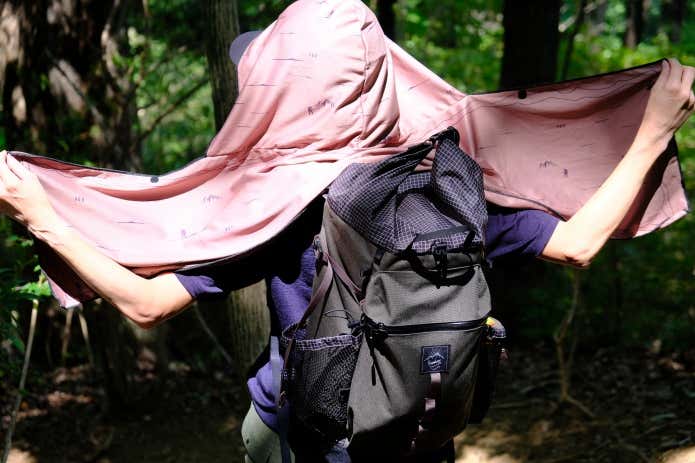 クイックドライフーディを広げた登山者