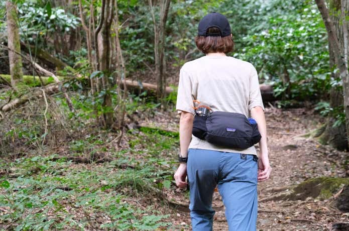 ウエストバッグでトレッキングする人