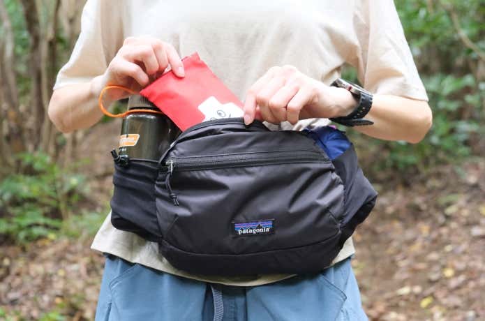 ウエストバッグに収納した荷物