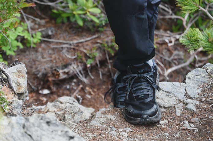 ALTRAのTIMP5を履く登山者